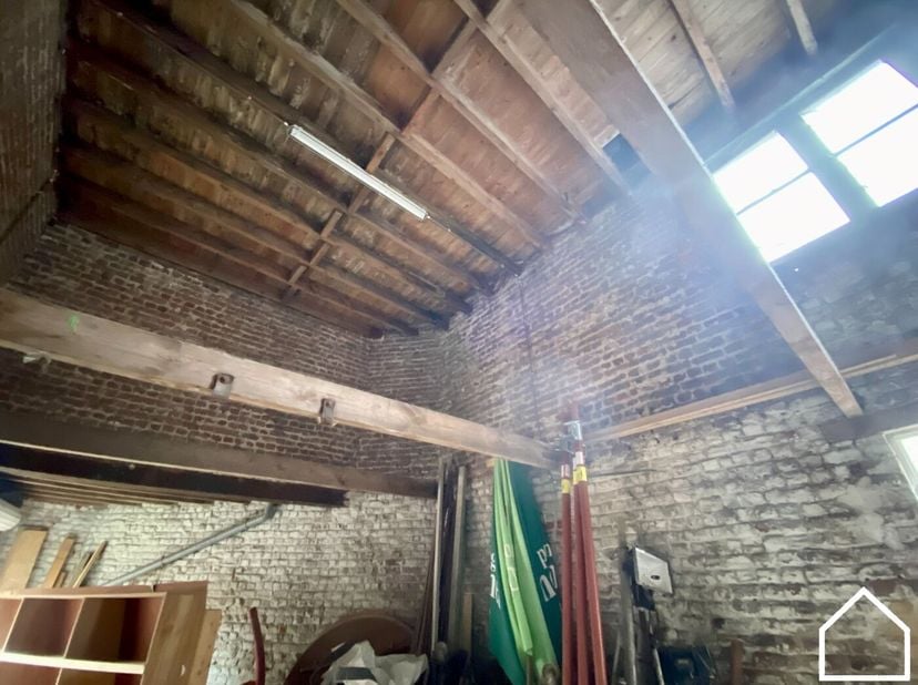 <br />
Grond te koop met opstaand polyvalent gebouw bestaande uit 3 bouwlagen. (garage/ magazijn).<br />
<br />
Kan dienen voor diverse doeleinden. Bo