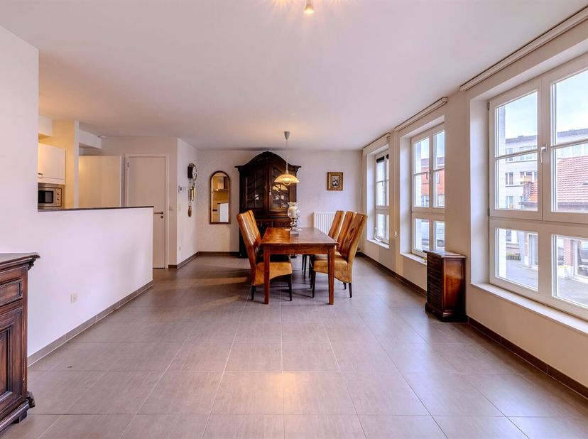 Ruim appartement met 2 slaapkamers, 2 badkamers en autostaanplaats in Geel<br />
Via de inkomhal, die toegang biedt tot de verschillende ruimtes van h