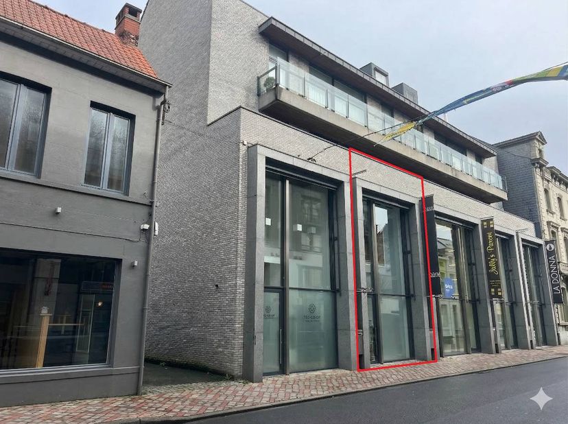 Kantoorruimte van ca. 155m² gelegen in de Delaerestraat te Roeselare. Dit pand biedt een perfecte combinatie van visibiliteit en professionaliteit. He