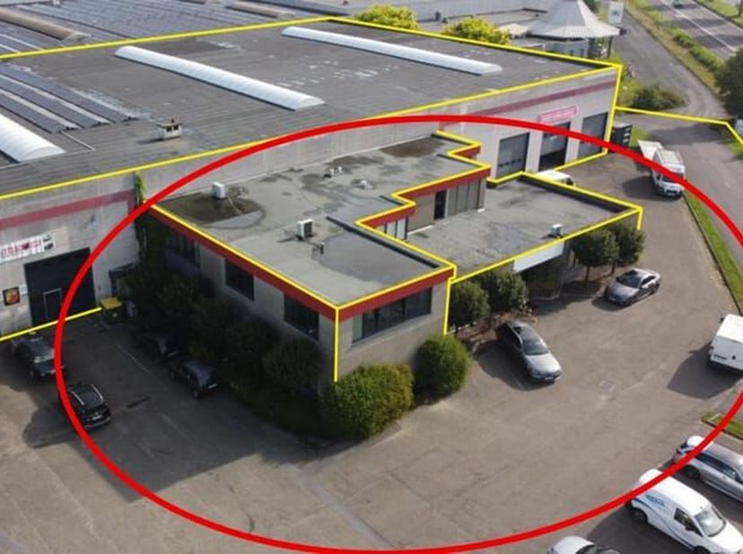 Je komt terecht in een professioneel gepresenteerde kantoor/showroomruimte, gelegen op een zichtlocatie aan de ring van Lier. Het pand biedt een direc