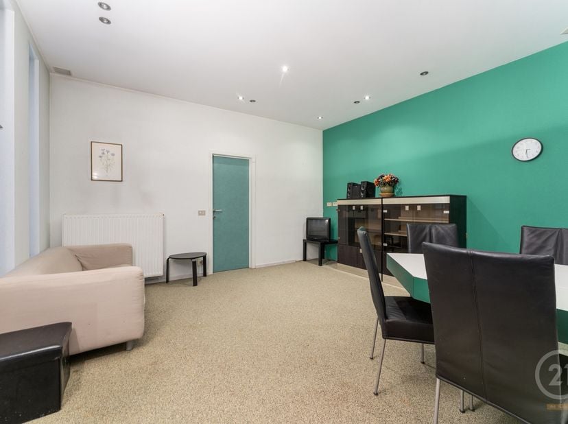 Dit pand biedt de perfecte kans om een ruim appartement te creëren in het hart van Oostende! Met enkele renovaties maak je van dit voormalig handelspa