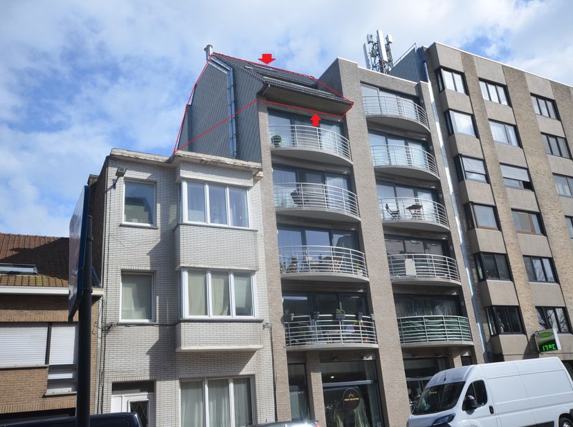 Zonnig duplex appartement met een oppervlakte van 108 m2 te Oostende met 3 slaapkamers, mooie living met aansluitend ruim zonnig terras van 8 m2 met b