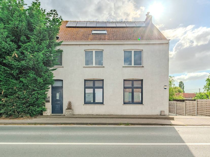 Maison à vendre avec 6 chambres, 3 salles de bains et centre de bien-être avec jacuzzi et piscine située le long de la Stationsstraat le long du canal