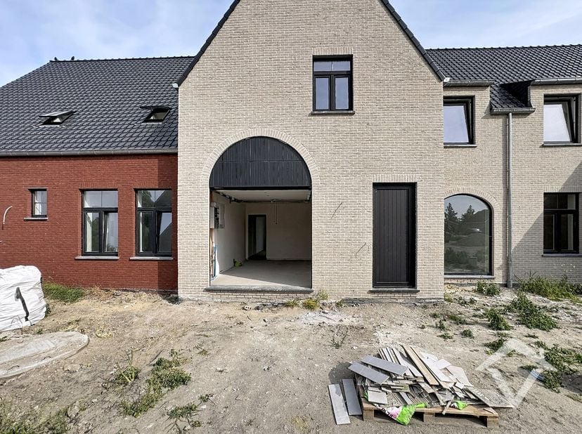 Deze nieuwbouwwoning bestaat uit: inkomhal - toilet - living - keuken - terras - tuin - wasplaats - berging - garage - nachthal - 3 slaapkamers - badk