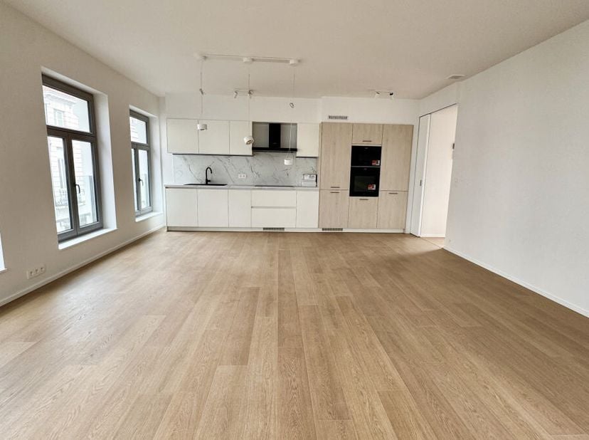A 10 minutes à pied de la Grand Place, duplex de 122m² (d'après PEB) se trouvant au 2ème et dernier étage avec ascenseur d'un immeuble rénové en profo