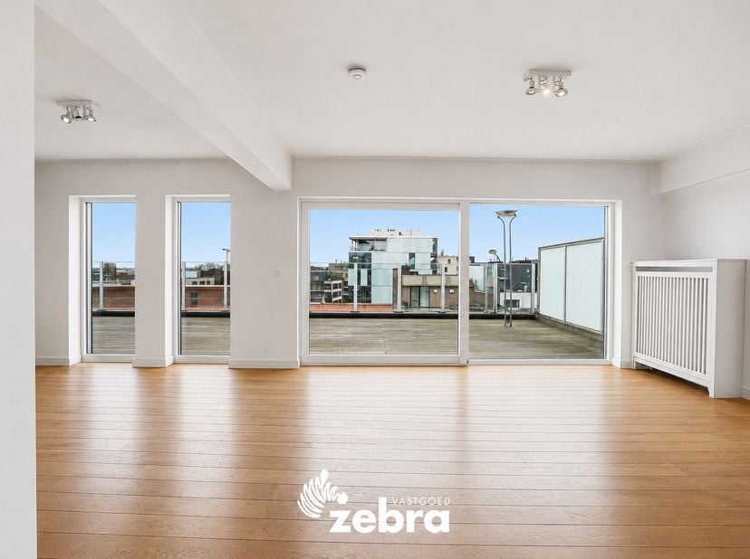 Gerenoveerde Penthouse met 2 slaapkamers op 191 m² in hartje Roeselare!<br />
<br />
In de winkelstraat van Roeselare bevindt zich dit instapklare pen