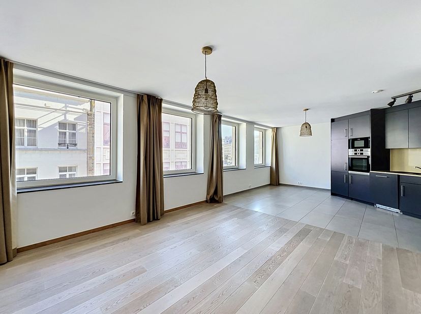 Dit appartement, dat in 2018 volledig is gerenoveerd, ligt vlak bij de Kunstberg en het Centraal Station en heeft een bijzonder gunstige ligging, met