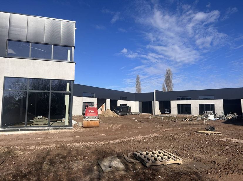 Bedrijfsvastgoed te koop
                    in 8750 Zwevezele