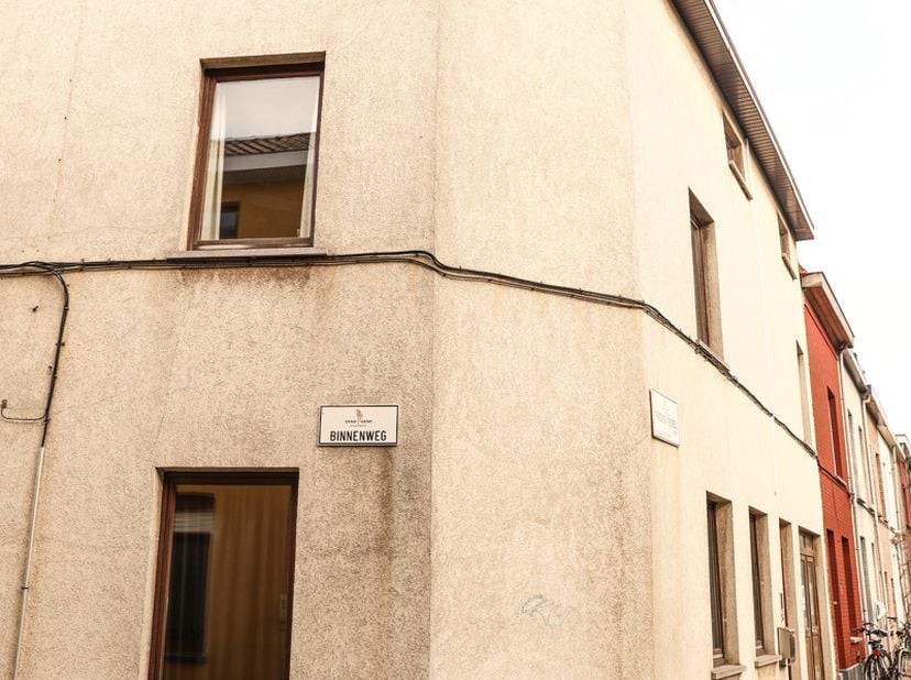 Située à un excellent angle de rue à Ledeberg (Gand), cette maison familiale très bien entretenue offre une luminosité naturelle exceptionnelle et une
