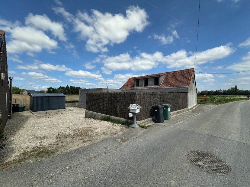 À Louer : charmante maison en open bebouwing située Lostraat 38 à Gyverinckhove, Flandre-Occidentale, dans un environnement calme et verdoyant. Cette