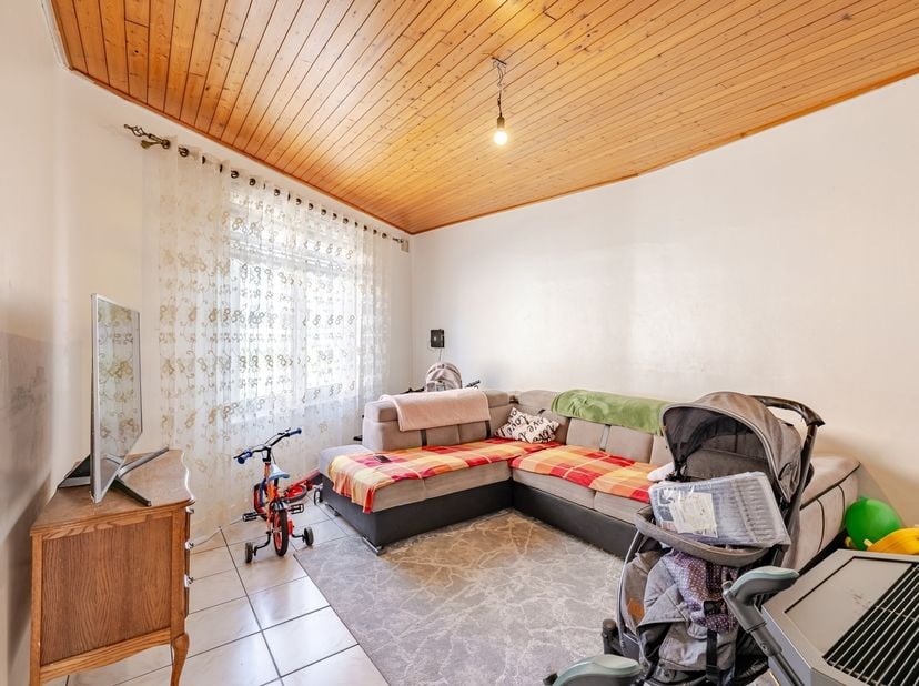 Deze woning is zeer gunstig gelegen in het centrum van Wetteren nabij alle voorzieningen zoals winkels, scholen en openbaar vervoer. Bovendien is de w
