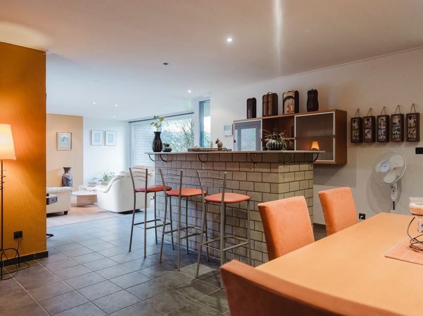 Deze quasi-open bebouwing in Kuurne biedt maar liefst 252 m² bewoonbare oppervlakte en combineert een rustige ligging met een centrale locatie. Gelege