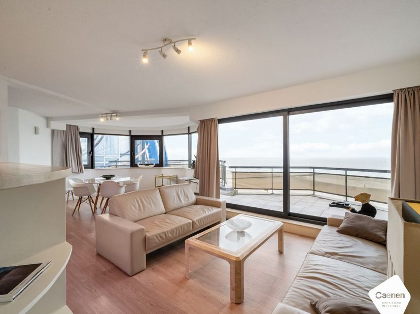 Dit instapklare twee slaapkamer appartement situeert zich op een unieke locatie in het midden van de Zeedijk. Via de in totaal vier terrassen goed voo