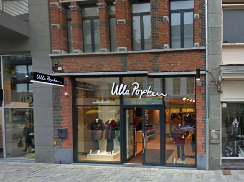 Deze handelsruimte bevindt zich in de belangrijkste winkelstraat van Roeselare, op een korte afstand van het station, de Grote Markt en de winkelstraa