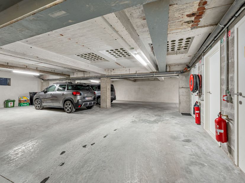 Afgesloten garagebox met staanplaats in hartje Diksmuide<br />
Bent u het beu om telkens naar een parkeerplaats te zoeken in het centrum van Diksmuide
