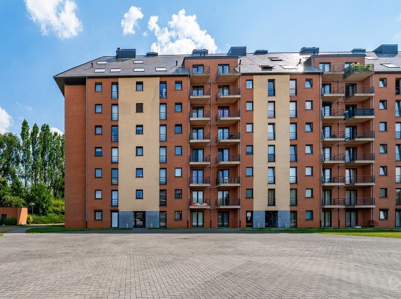 Onder optie bij een klant uit onze database.<br />
We Invest presenteert met plezier dit aangename gelijkvloerse appartement, ideaal gelegen op een st