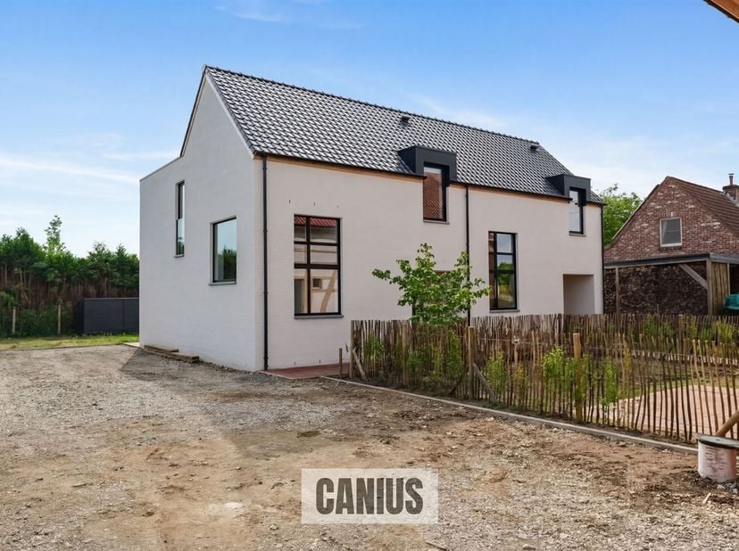 KNAPPE NIEUWBOUWWONING MET 3 SLPKS<br />
<br />
Veerstraat 60B is de thuisbasis van deze knappe nieuwbouwwoning, dit pand bevindt zich achter de pra