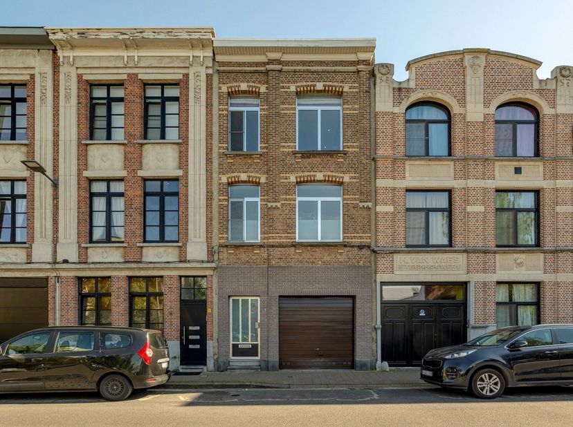 Instapklare gezinswoning met garage, atelier en zuidgerichte tuin nabij het Rivierenhof<br />
<br />
Op een gunstige locatie aan de Boshovestraat 76