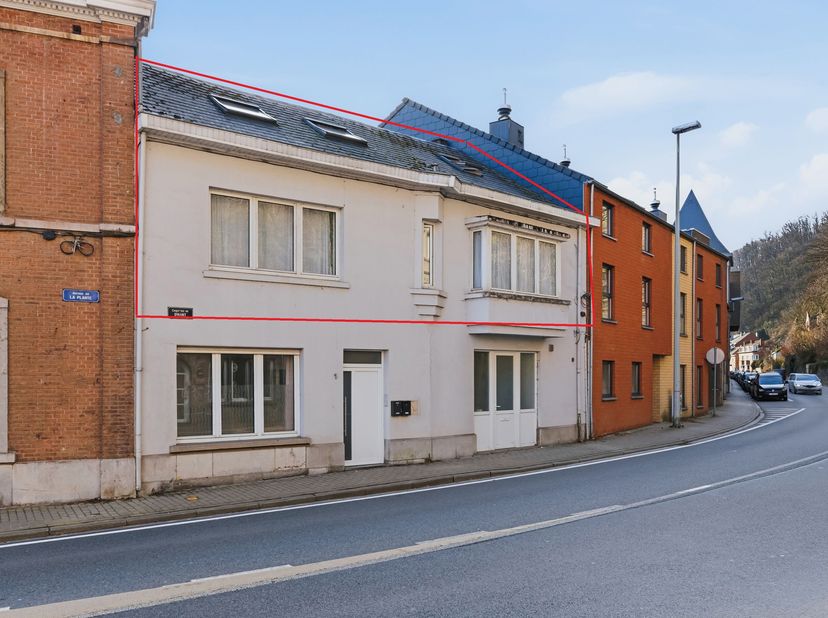 NAMUR, à deux pas du bord de Meuse et des facilités, DUPLEX (3ch+2sdb+bureau) construit sur un terrain de 1,40 ares. Situé au premier étage, cet appar