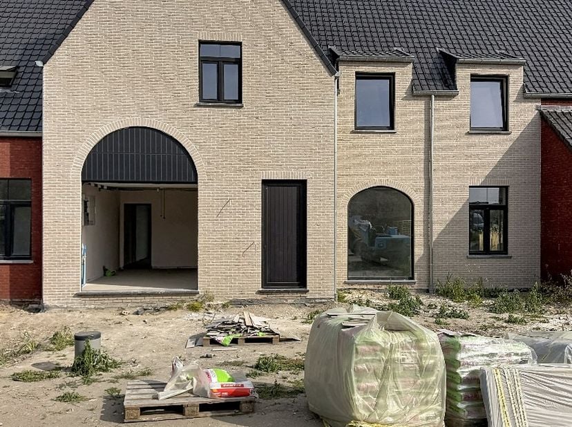 Deze nieuwbouwwoning bestaat uit: inkomhal - toilet - living - keuken - terras - tuin - wasplaats - berging - garage - nachthal - 3 slaapkamers - badk