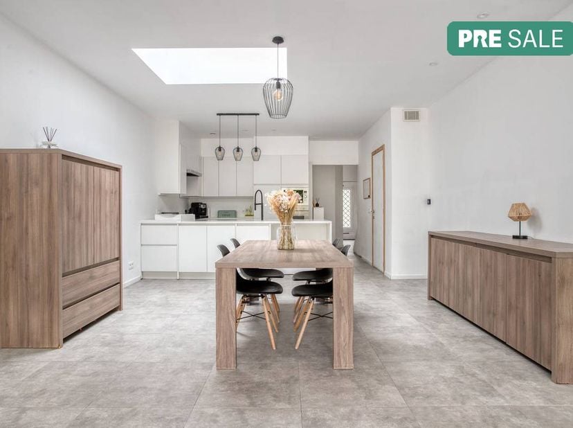 Op zoek naar een instapklare woning die een modern interieur combineert met de technologie van morgen? Deze in 2023 prachtig gerenoveerde woning in de