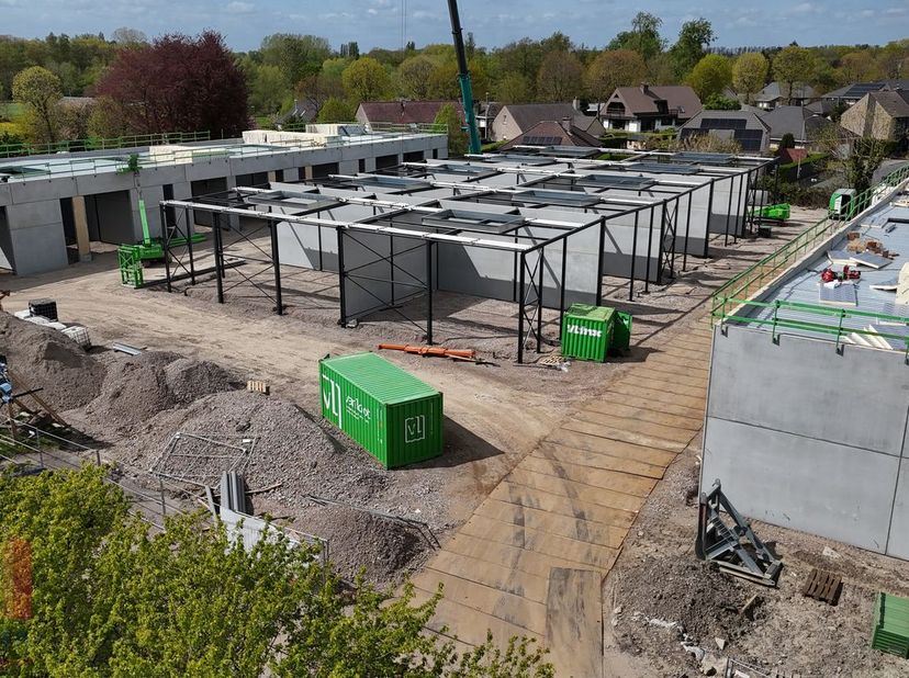 Kwaliteitsvolle nieuwbouw KMO-unit met een oppervlakte van 113 m². De unit maakt deel uit van een nieuw KMO-project "Saros-park" bestaande uit 25 KMO-