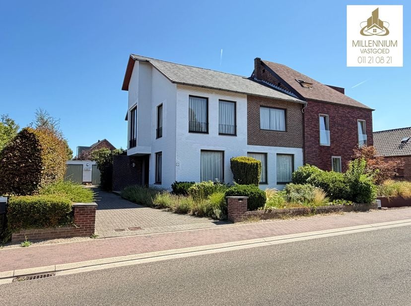 Te renoveren woning met uitzonderlijk potentieel in het centrum van Diepenbeek<br />
<br />
Centraal gelegen te renoveren woning met 3 slaapkamers,