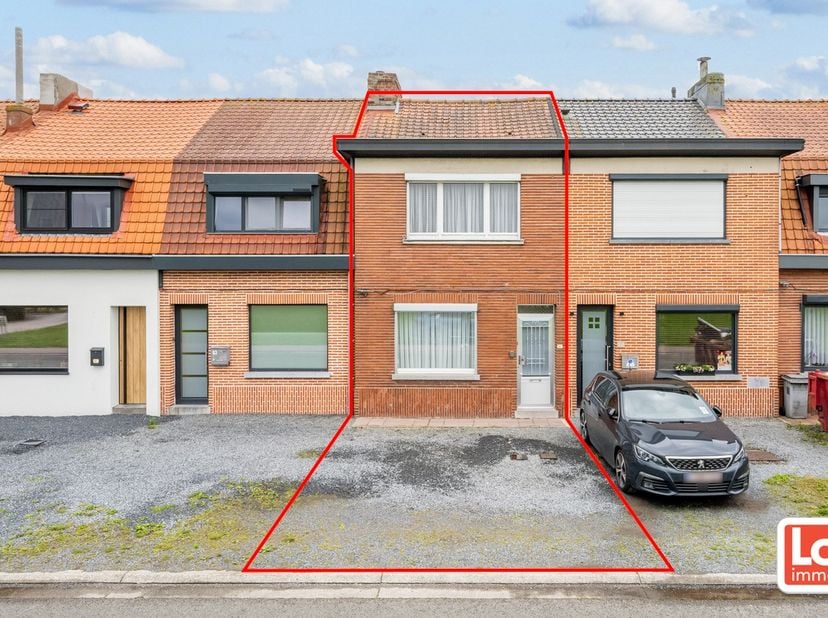 De woning bevat op het gelijkvloers een inkomhal, een voorplaats, een achterplaats en aansluitend een basis keuken met veranda. Via de veranda is er o