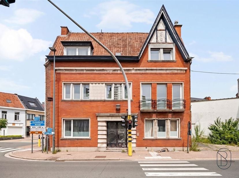 Te renoveren woning met 5 kamers, 5 badkamers, parkeergelegenheid en enorm potentieel.<br />
Deze ruime te renoveren woning biedt een uitstekende oppo