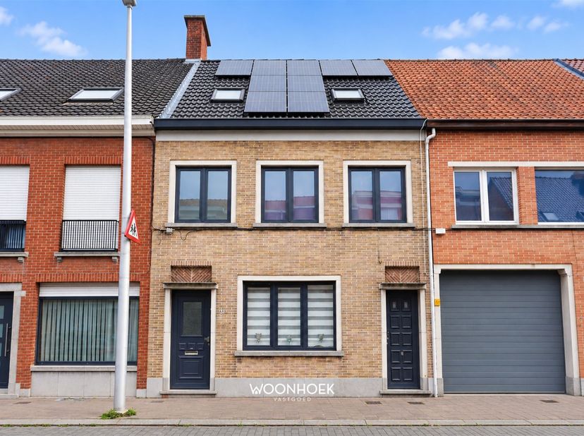 Ontdek deze praktisch ingedeelde woning met vier slaapkamers, twee badkamers en een handige zij-ingang, gunstig gelegen nabij het centrum van Lokeren.