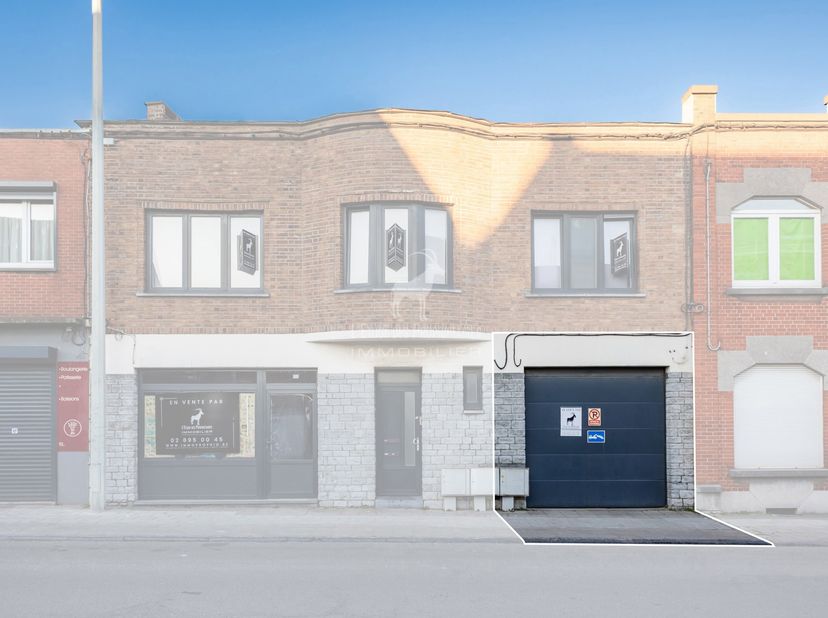 Groot magazijn te koop in Montignies-sur-Sambre met tuin<br />
Referentie kantoor V6031-1704. Virtueel bezoek beschikbaar op https://immo360.immo-faci