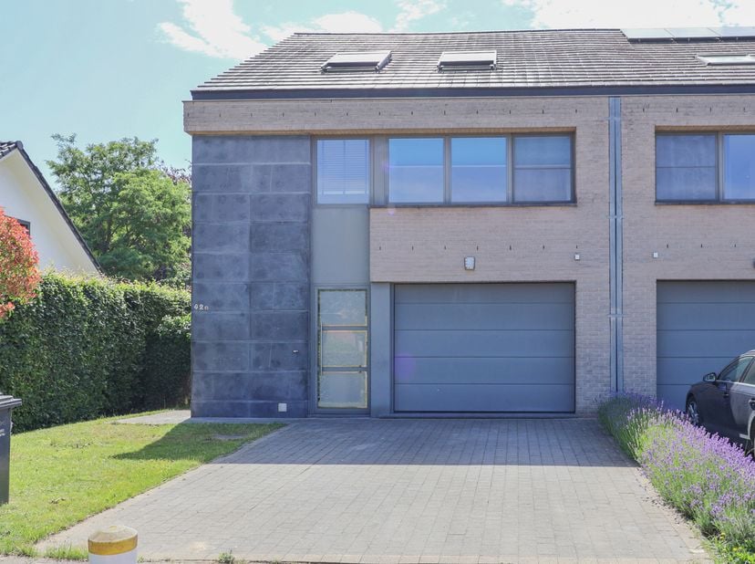 Vous recherchez une habitation où espace, confort et qualité se conjuguent parfaitement ? Construite en 2007, cette magnifique maison offre une surfac