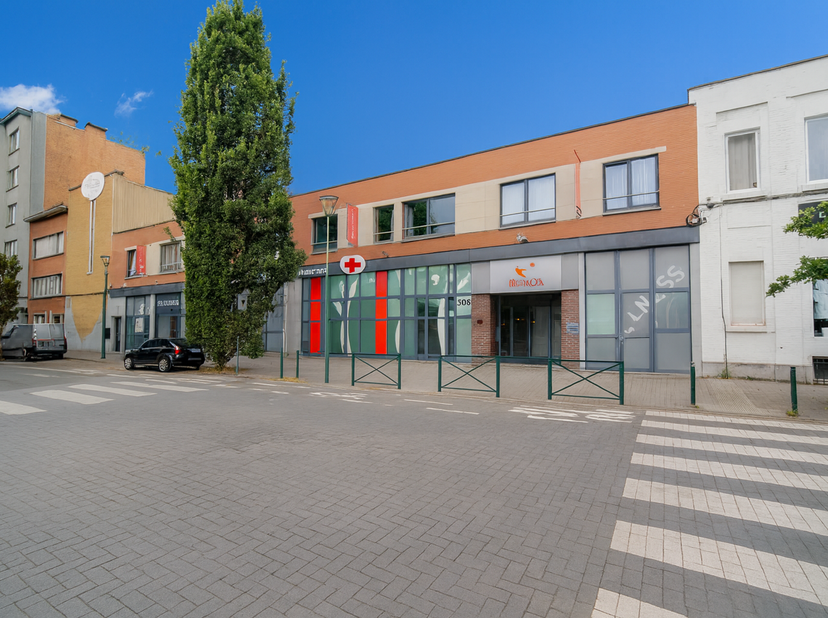 Unieke investeringsopportuniteit: multifunctioneel gebouw met commerciële ruimtes, sportfaciliteiten en 2 appartementen<br />
Op een absolute topliggi