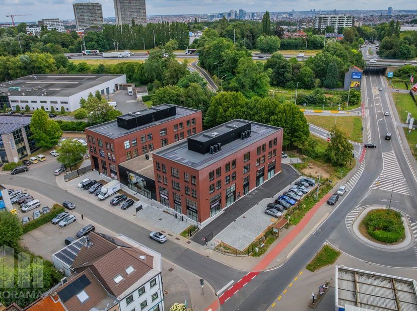 Showroom/ atelier&amp;nbsp;met een totale oppervlakte van 243 m² en een kantoor&amp;nbsp;van 121 m².<br />
Dankzij de uitzonderlijke ligging aan de E40, afrit