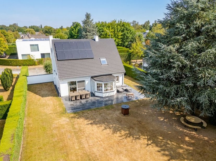 Sommige woningen voelen meteen goed aan. Deze verzorgde villa in de groene en gegeerde Rodenburgwijk in Marke is er zo één. Een rustige straat, een vr