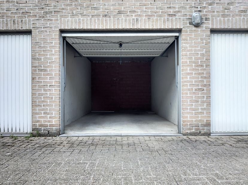 Garage à louer à Graaf de Broquevillestraat 11 boîte 9,
                    2400 Mol