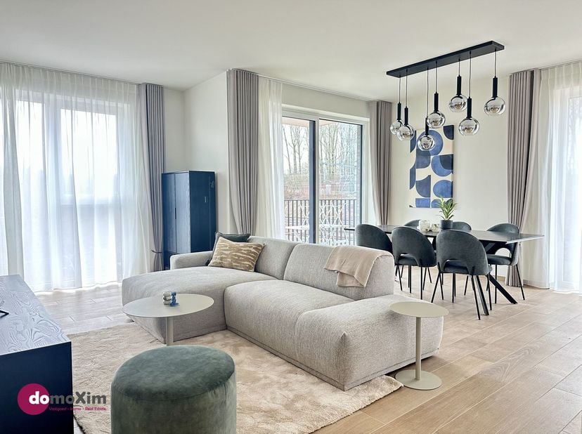 Nieuwbouwappartement met 2 slaapkamers in Machelen<br />
<br />
Via de inkomhal kom je terecht in de ruime en lichtrijke leefruimte met open keuken.