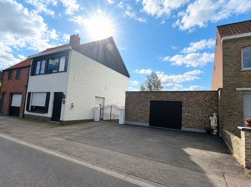 Ontdek deze ruime halfopen woning op een perceel van maar liefst 771 m², met als absolute troeven de grote buitenruimte, de prachtige landelijke verzi