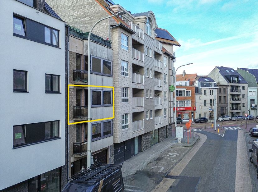 In het hart van Blankenberge, op amper enkele stappen van het station en het gezellige winkelcentrum, bevindt zich dit appartement met twee slaapkamer