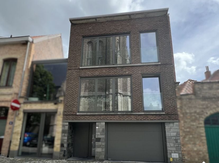 Dit instapklare appartement is rustig gelegen in hartje Ieper en biedt een comfortabele woonomgeving met veel lichtinval en een ruim terras.<br />
<br