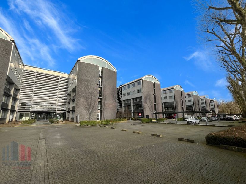 Bureaux exceptionnellement faciles d'accès et prêts à l'emploi de 384 m² à louer, idéalement situés grâce à la connexion directe avec le R4 à seulemen
