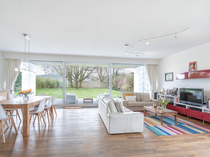 ERA B-LUX presenteert u met veel plezier deze lichte en elegante woning, die smaakvol is gerenoveerd in een tijdloze stijl.Met 4 slaapkamers, een kant