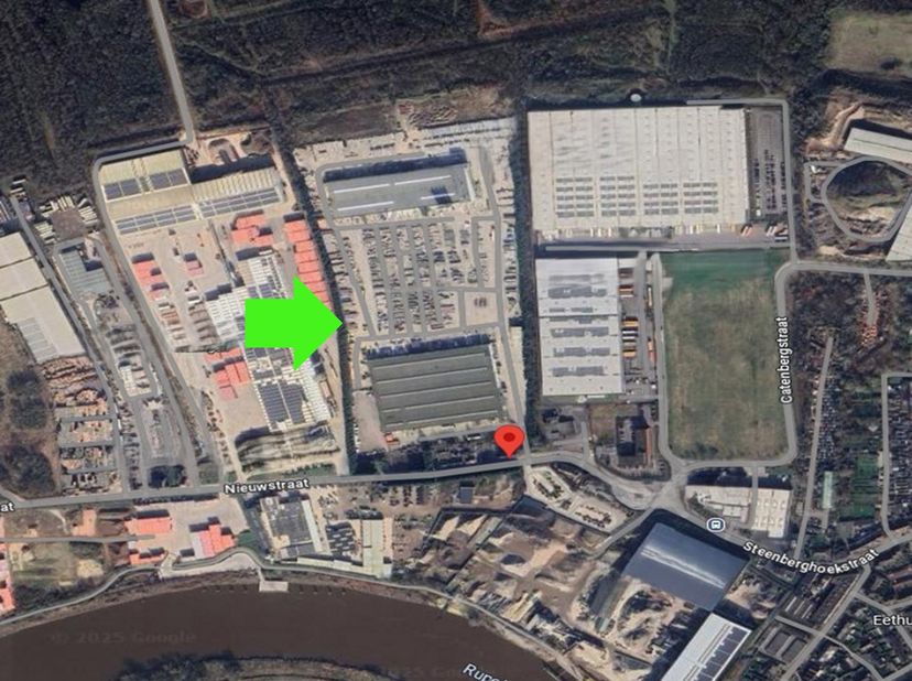 Verharde site / opslagplaats te huur in Rumst van 30.000m² , kan opgedeeld worden vanaf 5.000m² .<br />
Strategisch gelegen tussen de E19 en A12, dich
