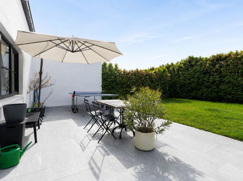 Knokke: Villa entièrement rénovée avec 5 chambres à vendre. Située dans la paisible et très prisée Oostkerkestraat à Knokke-Heist, cette maison quatre