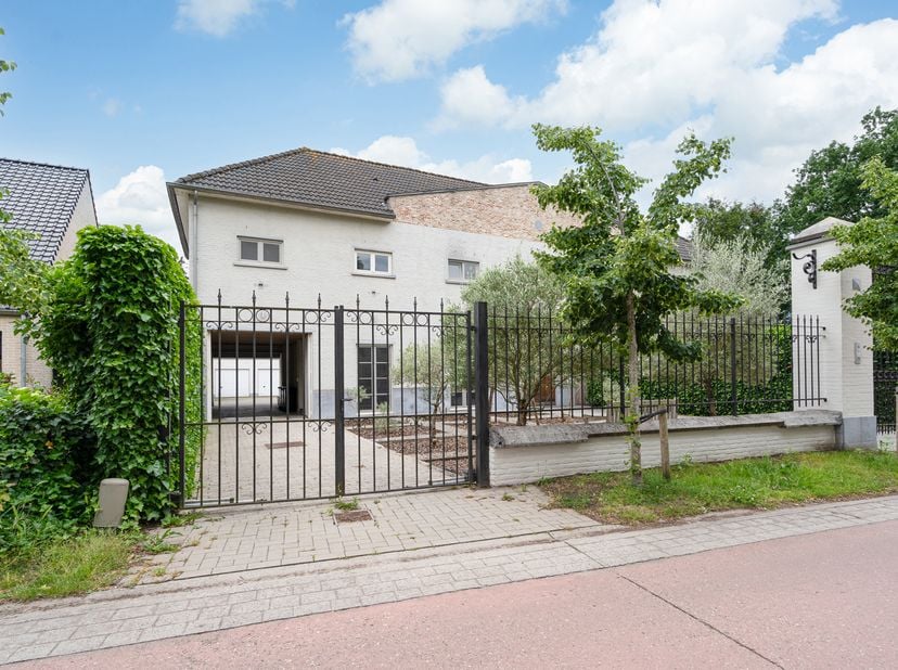 Bent u op zoek naar een veilige en vlot toegankelijke parkeer- of opslagruimte in Kapellen? Aan de Koraalstraat 6 bevindt zich deze uitstekend gelegen