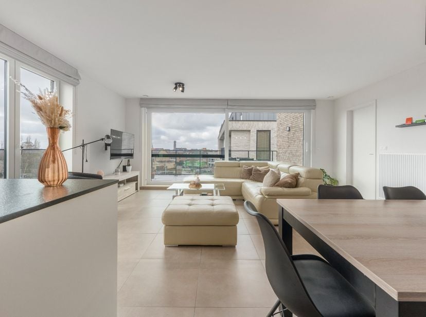 Ontdek dit instapklare en energiezuinige appartement gelegen te Diksmuide. Dit recent gebouwde appartement (2023) combineert hedendaags wooncomfort me
