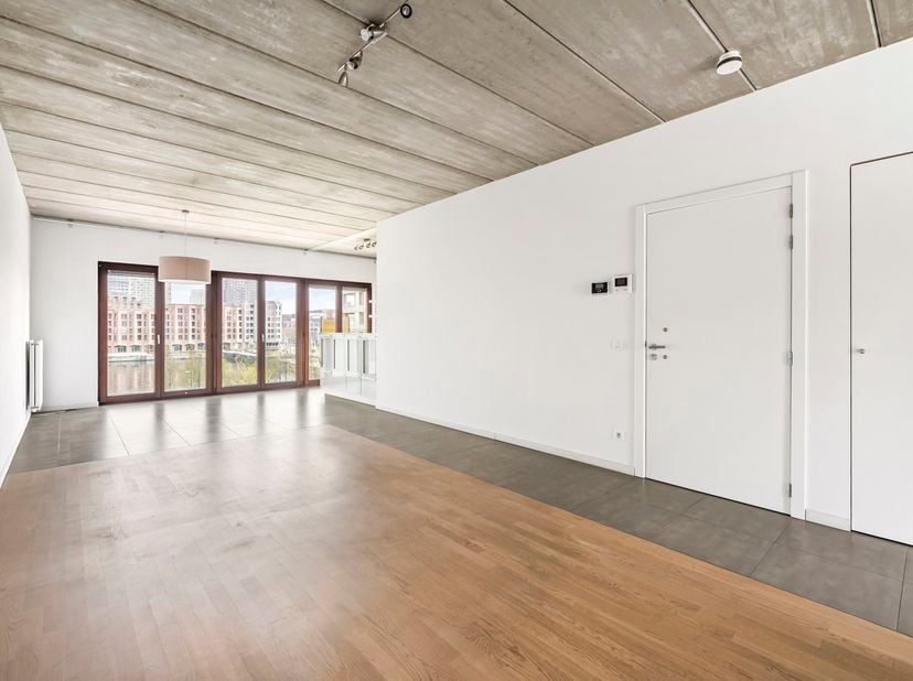 Op een toplocatie op het Antwerpse Eilandje bevindt zich dit uitzonderlijk loftappartement in een karaktervol brutalistisch gebouw. Het zichtbare beto