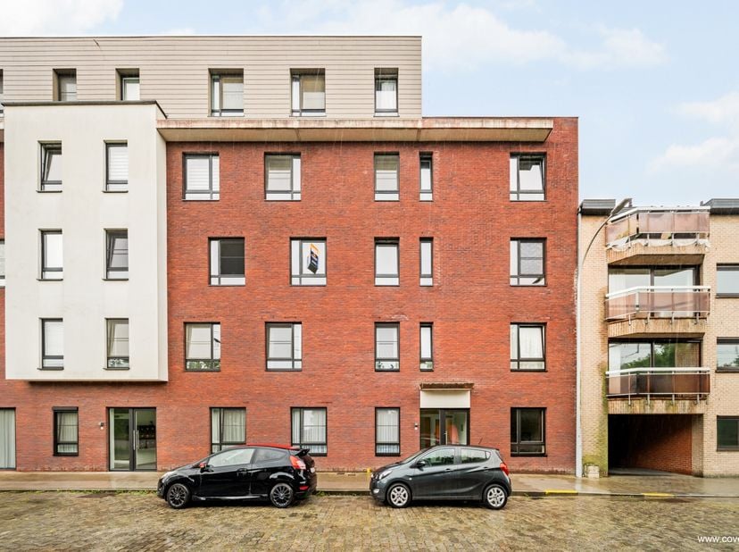 Appartement prêt à emménager avec 2 chambres à vendre à Kortrijk.<br />
<br />
Ce bel appartement situé à St-Jan se compose de : hall d'entrée, débarr