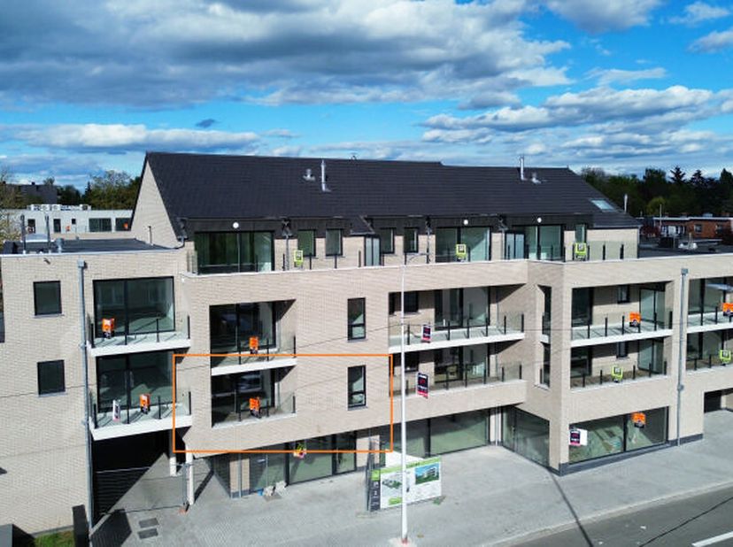 Situé au premier étage de l'immeuble à rue Chaussée de Tongres dans la Résidence "Jardins de Rocourt", l'appartement "A2" (+/- 100 m² hors terrasse d'