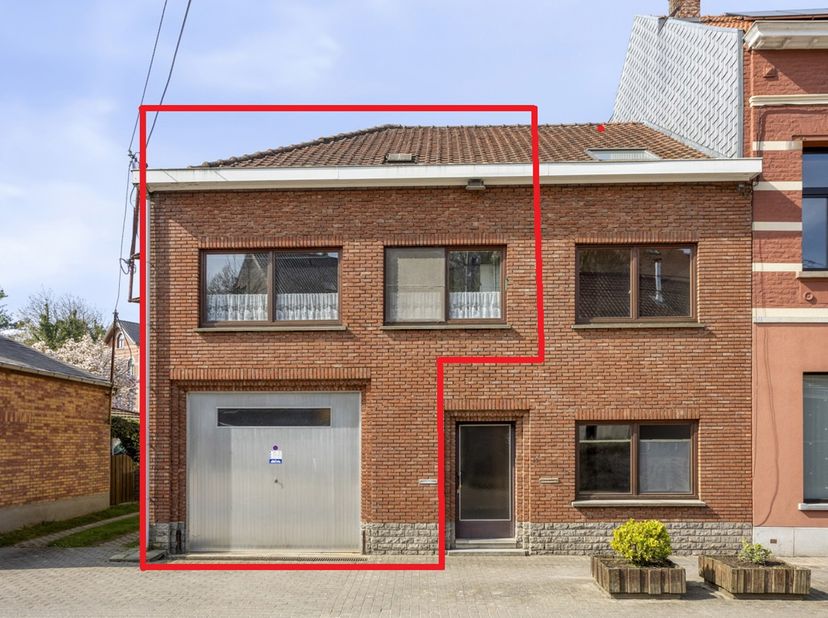 Volledig te renoveren appartement met loods van +/-259m² gelegen vlakbij het centrum van Hoeilaart, het openbaar vervoer en alle voorzieningen.<br />